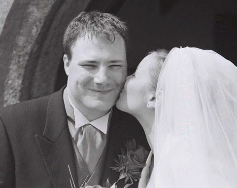 B&W sarah and gareth kiss